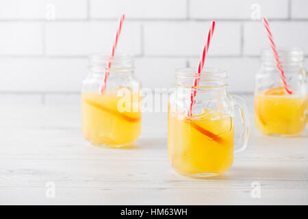 Frische hausgemachte orange Schraubendreher mit Garnierung Stockfoto