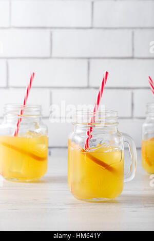 Frische hausgemachte orange Schraubendreher mit Garnierung Stockfoto