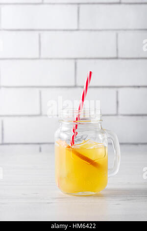 Frische hausgemachte orange Schraubendreher mit Garnierung Stockfoto