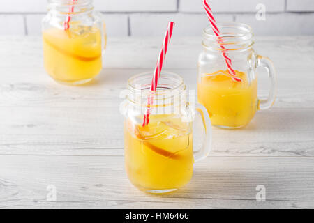 Frische hausgemachte orange Schraubendreher mit Garnierung Stockfoto