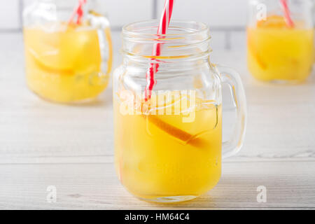 Frische hausgemachte orange Schraubendreher mit Garnierung Stockfoto