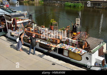 Wort auf die Wasser-Buchhandlung auf einem Boot am Regents Kanal, King Cross, London, UK. Stockfoto