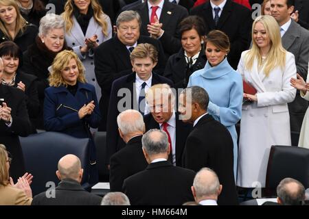 Gewählter Präsident Donald Trump grüßt Vizepräsident Joe Biden und Präsident Barack Obama, wie er für die Eröffnungsfeier der 45. Präsident auf dem Capitol Hill 20. Januar 2017 in Washington, DC zu ankommt. Stockfoto