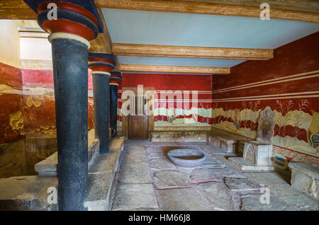 Kopien der Fresko in einer Halle im Palast von Knossos, berühmten antiken Stadt auf Kreta, befindet sich in der Nähe von Heraklion Stadt Stockfoto