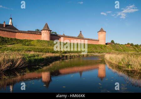 Die Mauer mit Türmen die Retter Kloster St. Euthymios ist ein Kloster in Susdal, Russland. Goldenen Ring von Russland. Stockfoto