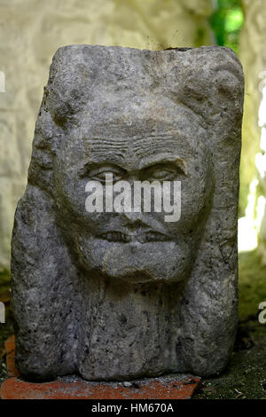 matriarchale Steinbildhauen Skulptur Angst schreien Cregan Burg Towerhouse Ballyvaughan Clare Burren restauriert RM Irland Stockfoto