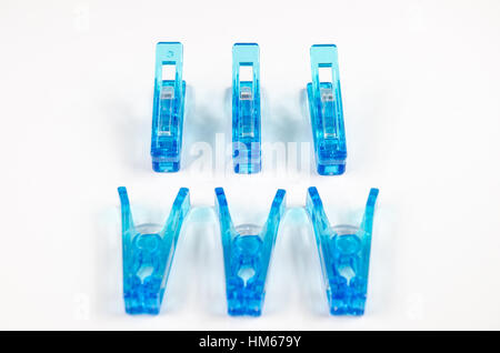 Kunststoff blau Wäscheklammern auf weißen Hintergrund. Stockfoto