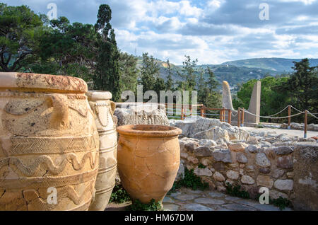 Zeitschriften für Essen und Wein für den minoischen Königshof in den Palast von Knossos mit dem Emblem der Minotaurus Hörner im Hintergrund, in der Nähe von Heraklion, ich Stockfoto