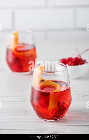 Frisch nach Hause gemacht Negroni Cocktails mit Orangenschale Stockfoto