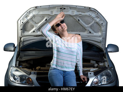 Mädchen mit kaputten Auto auf weißem Hintergrund Stockfoto