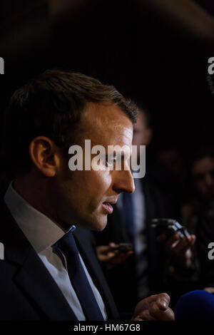 Emmanuel Macron in Beirut, Libanon - Libanon / Beirut - Emmanuel Macron, Kandidat für die französische Präsidentschaftswahl im April 2017 mit seiner Bewegung 'En Marche!", während eines Treffens mit der französischen und wirtschaftliche Gemeinschaft bei der ESA (Ecole Supérieure des Affaires, ein Kooperationsprojekt von Franco-libanesischen) zum Thema:"Frankreich, eine Revolution wirtschaftliche und soziale Entwicklung für das 21. Jahrhundert"Emmanuel Macron ging nach Beirut am 24. Januar 2017 treffen , Michel Aoun des Präsidenten der Libanesischen Republik, dann Saad Hariri des libanesischen Ministerpräsidenten.    -Bilal Tarabey / Le Pictorium Stockfoto