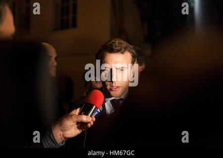 Emmanuel Macron in Beirut, Libanon - Libanon / Beirut - Emmanuel Macron, Kandidat für die französische Präsidentschaftswahl im April 2017 mit seiner Bewegung 'En Marche!", während eines Treffens mit der französischen und wirtschaftliche Gemeinschaft bei der ESA (Ecole Supérieure des Affaires, ein Kooperationsprojekt von Franco-libanesischen) zum Thema:"Frankreich, eine Revolution wirtschaftliche und soziale Entwicklung für das 21. Jahrhundert"Emmanuel Macron ging nach Beirut am 24. Januar 2017 treffen , Michel Aoun des Präsidenten der Libanesischen Republik, dann Saad Hariri des libanesischen Ministerpräsidenten.   -Bilal Tarabey / Le Pictorium Stockfoto