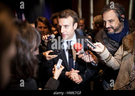 Emmanuel Macron in Beirut, Libanon - Libanon / Beirut - Emmanuel Macron, Kandidat für die französische Präsidentschaftswahl im April 2017 mit seiner Bewegung 'En Marche!", während eines Treffens mit der französischen und wirtschaftliche Gemeinschaft bei der ESA (Ecole Supérieure des Affaires, ein Kooperationsprojekt von Franco-libanesischen) zum Thema:"Frankreich, eine Revolution wirtschaftliche und soziale Entwicklung für das 21. Jahrhundert"Emmanuel Macron ging nach Beirut am 24. Januar 2017 treffen , Michel Aoun des Präsidenten der Libanesischen Republik, dann Saad Hariri des libanesischen Ministerpräsidenten.    -Bilal Tarabey / Le Pictorium Stockfoto