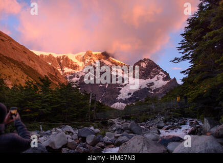 Wanderer Sonnenaufgang am Camp Italiano im Nationalpark Torres del Paine, Chile. Stockfoto