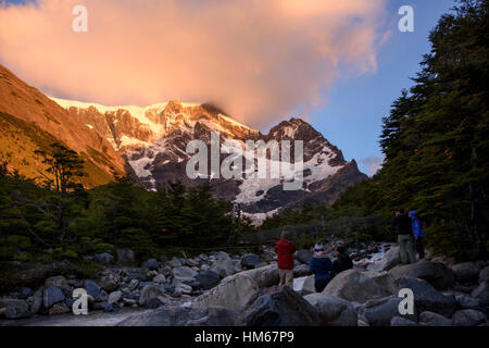 Wanderer Sonnenaufgang am Camp Italiano im Nationalpark Torres del Paine, Chile. Stockfoto