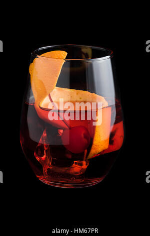 Negroni cocktail mit Orange schälen auf schwarzem Hintergrund Stockfoto