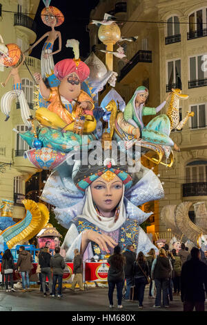 Menschen bewundern die Skulpturen an die Fallas von Valencia in Spanien 2016 Stockfoto