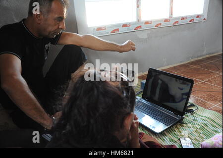 Die syrischen Flüchtlinge in der Türkei. -17/08/2011 - Türkei - Flüchtlinge zeigen uns einige Videos über die Ereignisse in Syrien: Demonstrationen oder Tötungen - Chris Huby / Le Pictorium Stockfoto