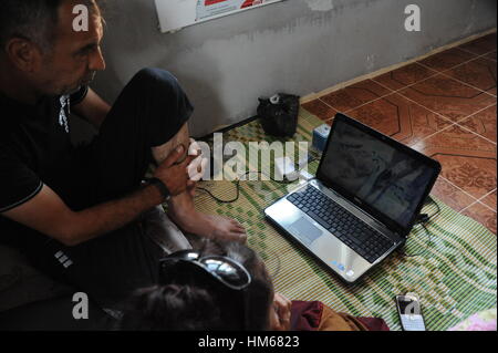 Die syrischen Flüchtlinge in der Türkei. -17/08/2011 - Türkei - Flüchtlinge zeigen uns einige Videos über die Ereignisse in Syrien: Demonstrationen oder Tötungen - Chris Huby / Le Pictorium Stockfoto