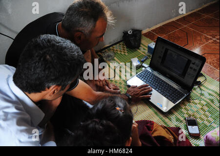 Die syrischen Flüchtlinge in der Türkei. -17/08/2011 - Türkei / Guvecci - Flüchtlinge zeigen uns einige Videos über die Ereignisse in Syrien: Demonstrationen oder Tötungen - Chris Huby / Le Pictorium Stockfoto