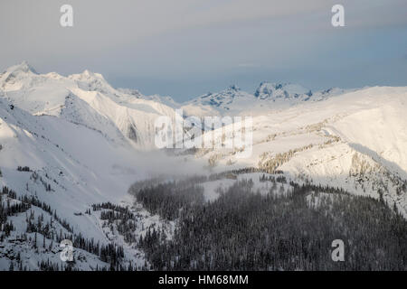 Aerial Winter Blick auf Backcountry Sentry Lodge; Esplanade-Bereich; Teilbereich der Selkirk Range; Britisch-Kolumbien; Kanada Stockfoto