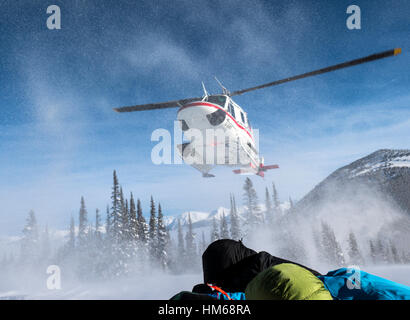 Eingehenden Hubschrauber unter Backcountry Skifahrer von abgelegenen Hütte; Esplanade-Bereich; Teilbereich der Selkirk Range; Britisch-Kolumbien; Kanada Stockfoto