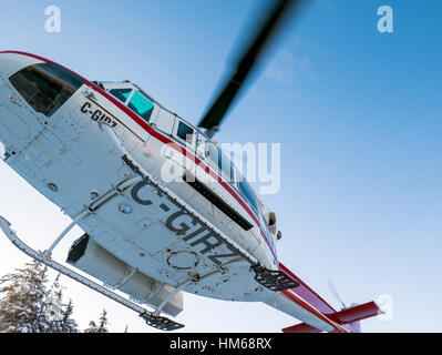 Eingehenden Hubschrauber unter Backcountry Skifahrer von abgelegenen Hütte; Esplanade-Bereich; Teilbereich der Selkirk Range; Britisch-Kolumbien; Kanada Stockfoto