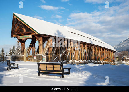 Kicking Horse Fußgängerbrücke über den Kicking Horse River; Golden; Britisch-Kolumbien; Kanada Stockfoto