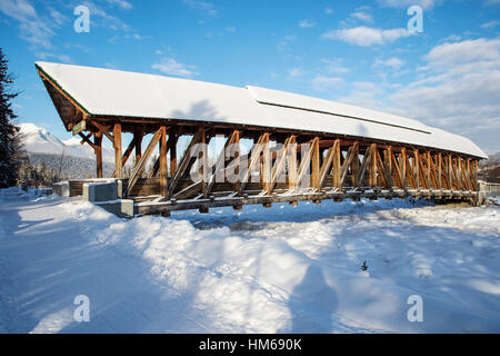 Kicking Horse Fußgängerbrücke über den Kicking Horse River; Golden; Britisch-Kolumbien; Kanada Stockfoto