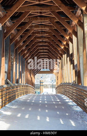 Kicking Horse Fußgängerbrücke über den Kicking Horse River; Golden; Britisch-Kolumbien; Kanada Stockfoto