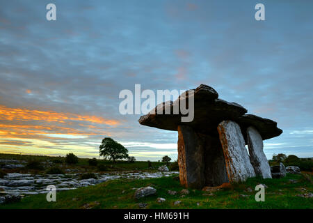 Poulnabrone Dolmen Portal Grab atemberaubenden Sonnenaufgang Burren Karst Landschaft wilden Atlantik Weg Clare West Irland Geschichte historische Stockfoto