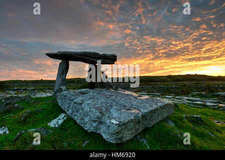 Poulnabrone Dolmen Portal Grab atemberaubenden Sonnenaufgang Burren Karst Landschaft wilden Atlantik Weg Clare West Irland Geschichte historische Stockfoto