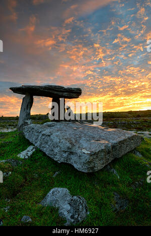 Poulnabrone Dolmen Portal Grab atemberaubenden Sonnenaufgang Burren Karst Landschaft wilden Atlantik Weg Clare West Irland Geschichte historische Stockfoto