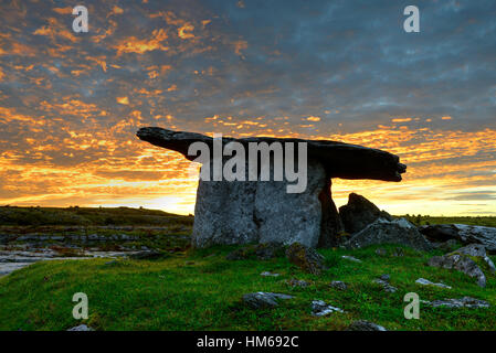 Poulnabrone Dolmen Portal Grab atemberaubenden Sonnenaufgang Burren Karst Landschaft wilden Atlantik Weg Clare West Irland Geschichte historische Stockfoto