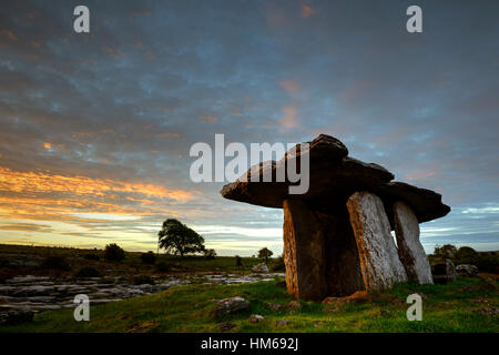 Poulnabrone Dolmen Portal Grab atemberaubenden Sonnenaufgang Burren Karst Landschaft wilden Atlantik Weg Clare West Irland Geschichte historische Stockfoto