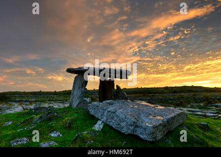 Poulnabrone Dolmen Portal Grab atemberaubenden Sonnenaufgang Burren Karst Landschaft wilden Atlantik Weg Clare West Irland Geschichte historische Stockfoto