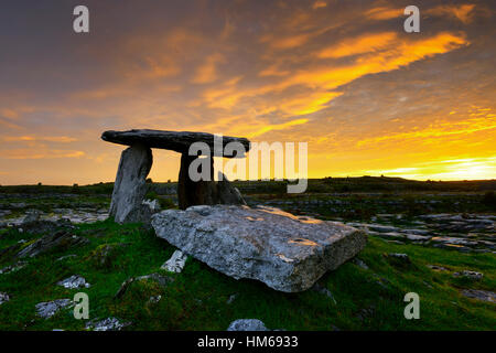 Poulnabrone Dolmen Portal Grab atemberaubenden Sonnenaufgang Burren Karst Landschaft wilden Atlantik Weg Clare West Irland Geschichte historische Stockfoto