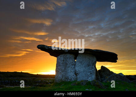 Poulnabrone Dolmen Portal Grab atemberaubenden Sonnenaufgang Burren Karst Landschaft wilden Atlantik Weg Clare West Irland Geschichte historische Stockfoto