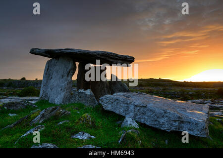 Poulnabrone Dolmen Portal Grab atemberaubenden Sonnenaufgang Burren Karst Landschaft wilden Atlantik Weg Clare West Irland Geschichte historische Stockfoto