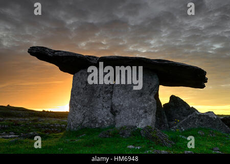 Poulnabrone Dolmen Portal Grab atemberaubenden Sonnenaufgang Burren Karst Landschaft wilden Atlantik Weg Clare West Irland Geschichte historische Stockfoto