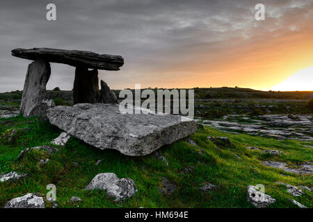 Poulnabrone Dolmen Portal Grab atemberaubenden Sonnenaufgang Burren Karst Landschaft wilden Atlantik Weg Clare West Irland Geschichte historische Stockfoto