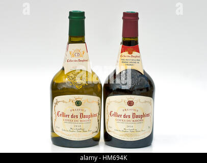 Kiew, UKRAINE - 29. Juni 2012: Flaschen-set Französisch rot und weißen Prestige Weine Cellier des Dauphin kooperative Gruppe von 13 Weinkellern von th Stockfoto