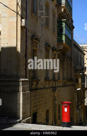 roten Buchstaben Feld Valletta Malta traditionelle Säule Stil englischer britische Herrschaft Rückfall traditionelle Postsystem Kolonie RM Welt Stockfoto