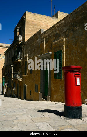 roten Buchstaben Feld Valletta Malta traditionelle Säule Stil englischer britische Herrschaft Rückfall traditionelle Postsystem Kolonie RM Welt Stockfoto