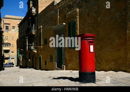 roten Buchstaben Feld Valletta Malta traditionelle Säule Stil englischer britische Herrschaft Rückfall traditionelle Postsystem Kolonie RM Welt Stockfoto