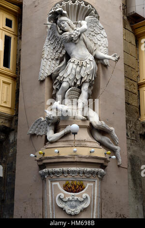 St Michael Kampf gegen Satan Teufel Statue Skulptur Straßenecke im freien außerhalb der religiösen Ikonographie Valletta Malta RM Welt Stockfoto