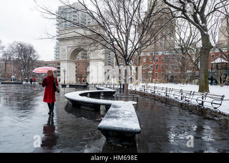 New York, USA 31. Januar 2017 - Winter Schnee im Washington Square Park, Greenwich Village © Stacy Walsh Rosenstock Stockfoto