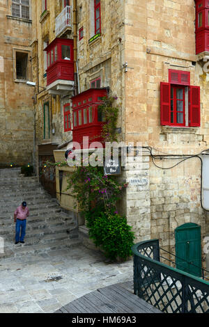 Die Brücke bar traditionelles Pub Wirtshaus Gastwirtschaft roten Holz Holzbalkon alten Stil steile Schritte hügeligen Valletta Malta RM Welt Stockfoto