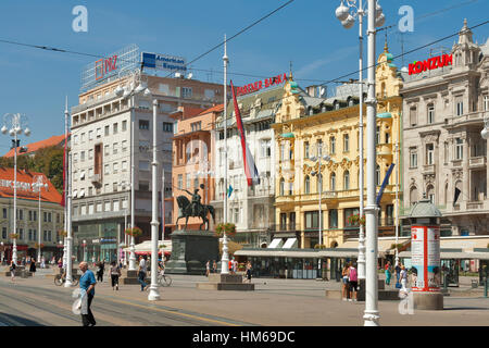 ZAGREB, Kroatien - AUGUST 21: Die Menschen gehen entlang Ban Jelacic Platz (Trg Bana Jelacica), den zentralen Platz der Stadt im 21. August 2012 in Zagreb, Cr Stockfoto