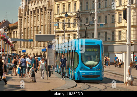 ZAGREB, Kroatien - AUGUST 21: Menschen Spaziergang Ban Jelacic Platz, dem zentralen Platz der Stadt und Straßenbahn-Haltestelle am 21. August 2012 in Zagreb, Kroatien Stockfoto